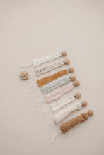 Charger l'image dans la galerie, Attache tétine - Gaze de coton
< img src =https://cdn.shopify.com/s/files/1/0264/4331/7284/files/TYPO_TYPO_TYPO_2020_f0ea7750-d775-4365-9ad6-22312b875fea.jpg?v=1609341423