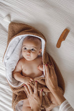 Charger l'image dans la galerie, Cape de Bain - Plusieurs tissus/ couleurs
< img src =https://cdn.shopify.com/s/files/1/0264/4331/7284/files/TYPO_TYPO_TYPO_2020_f0ea7750-d775-4365-9ad6-22312b875fea.jpg?v=1609341423