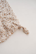 Charger l'image dans la galerie, Doudou "Gaze de coton"
< img src =https://cdn.shopify.com/s/files/1/0264/4331/7284/files/TYPO_TYPO_TYPO_2020_f0ea7750-d775-4365-9ad6-22312b875fea.jpg?v=1609341423