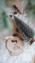Charger l'image dans la galerie, Boule Noël bois "Cadeaux"
< img src =https://cdn.shopify.com/s/files/1/0264/4331/7284/files/TYPO_TYPO_TYPO_2020_f0ea7750-d775-4365-9ad6-22312b875fea.jpg?v=1609341423