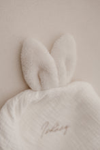 Charger l'image dans la galerie, Doudou "Douillette"
< img src =https://cdn.shopify.com/s/files/1/0264/4331/7284/files/TYPO_TYPO_TYPO_2020_f0ea7750-d775-4365-9ad6-22312b875fea.jpg?v=1609341423