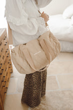 Charger l'image dans la galerie, Sac polochon matelassé (3 couleurs)
< img src =https://cdn.shopify.com/s/files/1/0264/4331/7284/files/TYPO_TYPO_TYPO_2020_f0ea7750-d775-4365-9ad6-22312b875fea.jpg?v=1609341423