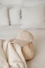 Charger l'image dans la galerie, Casquette velours côtelé (2 couleurs)
< img src =https://cdn.shopify.com/s/files/1/0264/4331/7284/files/TYPO_TYPO_TYPO_2020_f0ea7750-d775-4365-9ad6-22312b875fea.jpg?v=1609341423