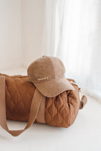 Charger l'image dans la galerie, Casquette velours côtelé (2 couleurs)
< img src =https://cdn.shopify.com/s/files/1/0264/4331/7284/files/TYPO_TYPO_TYPO_2020_f0ea7750-d775-4365-9ad6-22312b875fea.jpg?v=1609341423