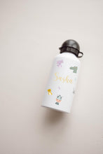 Charger l'image dans la galerie, Gourde enfant - Collection "C'est la rentrée"
< img src =https://cdn.shopify.com/s/files/1/0264/4331/7284/files/TYPO_TYPO_TYPO_2020_f0ea7750-d775-4365-9ad6-22312b875fea.jpg?v=1609341423