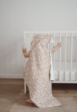 Charger l'image dans la galerie, Cape de Bain - Plusieurs tissus/ couleurs
< img src =https://cdn.shopify.com/s/files/1/0264/4331/7284/files/TYPO_TYPO_TYPO_2020_f0ea7750-d775-4365-9ad6-22312b875fea.jpg?v=1609341423