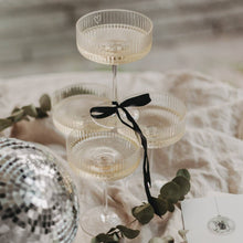 Charger l'image dans la galerie, Verre à champagne cœur gravure
< img src =https://cdn.shopify.com/s/files/1/0264/4331/7284/files/TYPO_TYPO_TYPO_2020_f0ea7750-d775-4365-9ad6-22312b875fea.jpg?v=1609341423