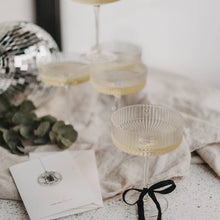Charger l'image dans la galerie, Verre à champagne cœur gravure
< img src =https://cdn.shopify.com/s/files/1/0264/4331/7284/files/TYPO_TYPO_TYPO_2020_f0ea7750-d775-4365-9ad6-22312b875fea.jpg?v=1609341423