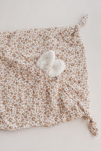 Charger l'image dans la galerie, Doudou "Gaze de coton"
< img src =https://cdn.shopify.com/s/files/1/0264/4331/7284/files/TYPO_TYPO_TYPO_2020_f0ea7750-d775-4365-9ad6-22312b875fea.jpg?v=1609341423