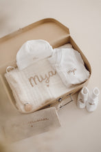 Charger l'image dans la galerie, Box naissance - Médium
< img src =https://cdn.shopify.com/s/files/1/0264/4331/7284/files/TYPO_TYPO_TYPO_2020_f0ea7750-d775-4365-9ad6-22312b875fea.jpg?v=1609341423