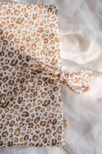 Charger l'image dans la galerie, Carnet de Santé Gaze de Coton - Plusieurs coloris
< img src =https://cdn.shopify.com/s/files/1/0264/4331/7284/files/TYPO_TYPO_TYPO_2020_f0ea7750-d775-4365-9ad6-22312b875fea.jpg?v=1609341423