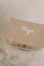 Charger l'image dans la galerie, Box naissance - Basique
< img src =https://cdn.shopify.com/s/files/1/0264/4331/7284/files/TYPO_TYPO_TYPO_2020_f0ea7750-d775-4365-9ad6-22312b875fea.jpg?v=1609341423