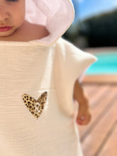 Charger l'image dans la galerie, Poncho de bain en gaze
< img src =https://cdn.shopify.com/s/files/1/0264/4331/7284/files/TYPO_TYPO_TYPO_2020_f0ea7750-d775-4365-9ad6-22312b875fea.jpg?v=1609341423