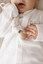 Charger l'image dans la galerie, Attache tétine "Moumoute"
< img src =https://cdn.shopify.com/s/files/1/0264/4331/7284/files/TYPO_TYPO_TYPO_2020_f0ea7750-d775-4365-9ad6-22312b875fea.jpg?v=1609341423