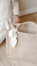 Charger l'image dans la galerie, Mini sac en jute - Pâques
< img src =https://cdn.shopify.com/s/files/1/0264/4331/7284/files/TYPO_TYPO_TYPO_2020_f0ea7750-d775-4365-9ad6-22312b875fea.jpg?v=1609341423