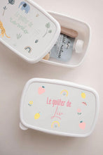 Charger l'image dans la galerie, Boîte à gouter - Collection "C'est la rentrée"
< img src =https://cdn.shopify.com/s/files/1/0264/4331/7284/files/TYPO_TYPO_TYPO_2020_f0ea7750-d775-4365-9ad6-22312b875fea.jpg?v=1609341423