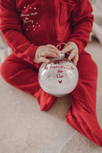 Charger l'image dans la galerie, Boule de Noël Ronde
< img src =https://cdn.shopify.com/s/files/1/0264/4331/7284/files/TYPO_TYPO_TYPO_2020_f0ea7750-d775-4365-9ad6-22312b875fea.jpg?v=1609341423