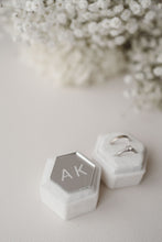 Charger l'image dans la galerie, Boite à alliances velours & miroir
< img src =https://cdn.shopify.com/s/files/1/0264/4331/7284/files/TYPO_TYPO_TYPO_2020_f0ea7750-d775-4365-9ad6-22312b875fea.jpg?v=1609341423