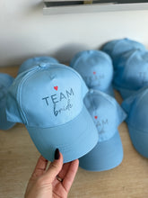 Charger l'image dans la galerie, Casquette - Collection EVJF/EVG
< img src =https://cdn.shopify.com/s/files/1/0264/4331/7284/files/TYPO_TYPO_TYPO_2020_f0ea7750-d775-4365-9ad6-22312b875fea.jpg?v=1609341423