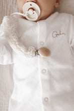 Charger l'image dans la galerie, Attache tétine "Moumoute"
< img src =https://cdn.shopify.com/s/files/1/0264/4331/7284/files/TYPO_TYPO_TYPO_2020_f0ea7750-d775-4365-9ad6-22312b875fea.jpg?v=1609341423