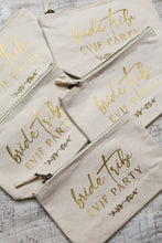 Charger l'image dans la galerie, Pochette avec soufflée - Bride Tribe
< img src =https://cdn.shopify.com/s/files/1/0264/4331/7284/files/TYPO_TYPO_TYPO_2020_f0ea7750-d775-4365-9ad6-22312b875fea.jpg?v=1609341423