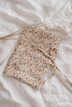 Charger l'image dans la galerie, Carnet de Santé Gaze de Coton - Plusieurs coloris
< img src =https://cdn.shopify.com/s/files/1/0264/4331/7284/files/TYPO_TYPO_TYPO_2020_f0ea7750-d775-4365-9ad6-22312b875fea.jpg?v=1609341423