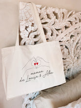 Charger l'image dans la galerie, Sac cabas beige coton "Visuel ligne mains"
< img src =https://cdn.shopify.com/s/files/1/0264/4331/7284/files/TYPO_TYPO_TYPO_2020_f0ea7750-d775-4365-9ad6-22312b875fea.jpg?v=1609341423