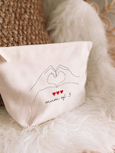 Charger l'image dans la galerie, Pochette avec soufflée "Visuel ligne mains »
< img src =https://cdn.shopify.com/s/files/1/0264/4331/7284/files/TYPO_TYPO_TYPO_2020_f0ea7750-d775-4365-9ad6-22312b875fea.jpg?v=1609341423