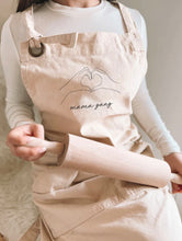 Charger l'image dans la galerie, Tablier de cuisine beige "Visuel ligne mains »
< img src =https://cdn.shopify.com/s/files/1/0264/4331/7284/files/TYPO_TYPO_TYPO_2020_f0ea7750-d775-4365-9ad6-22312b875fea.jpg?v=1609341423