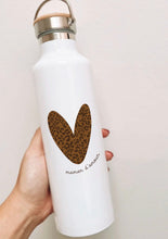 Charger l'image dans la galerie, Gourde isotherme « Coeur léopard"
< img src =https://cdn.shopify.com/s/files/1/0264/4331/7284/files/TYPO_TYPO_TYPO_2020_f0ea7750-d775-4365-9ad6-22312b875fea.jpg?v=1609341423
