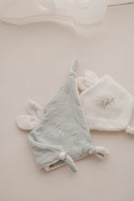 Charger l'image dans la galerie, Doudou "Douillette"
< img src =https://cdn.shopify.com/s/files/1/0264/4331/7284/files/TYPO_TYPO_TYPO_2020_f0ea7750-d775-4365-9ad6-22312b875fea.jpg?v=1609341423