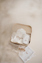 Charger l'image dans la galerie, Box naissance - Large
< img src =https://cdn.shopify.com/s/files/1/0264/4331/7284/files/TYPO_TYPO_TYPO_2020_f0ea7750-d775-4365-9ad6-22312b875fea.jpg?v=1609341423