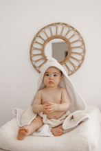 Charger l'image dans la galerie, Cape de Bain - Plusieurs tissus/ couleurs
< img src =https://cdn.shopify.com/s/files/1/0264/4331/7284/files/TYPO_TYPO_TYPO_2020_f0ea7750-d775-4365-9ad6-22312b875fea.jpg?v=1609341423