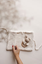 Charger l'image dans la galerie, Carnet de Santé Gaze de Coton - Plusieurs coloris
< img src =https://cdn.shopify.com/s/files/1/0264/4331/7284/files/TYPO_TYPO_TYPO_2020_f0ea7750-d775-4365-9ad6-22312b875fea.jpg?v=1609341423