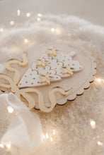 Charger l'image dans la galerie, Suspension Sapin de Noël - Famille
< img src =https://cdn.shopify.com/s/files/1/0264/4331/7284/files/TYPO_TYPO_TYPO_2020_f0ea7750-d775-4365-9ad6-22312b875fea.jpg?v=1609341423