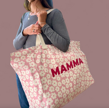 Charger l'image dans la galerie, Sac cabas marguerite MAMA
< img src =https://cdn.shopify.com/s/files/1/0264/4331/7284/files/TYPO_TYPO_TYPO_2020_f0ea7750-d775-4365-9ad6-22312b875fea.jpg?v=1609341423