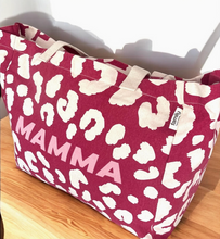 Charger l'image dans la galerie, Sac cabas léopard MAMA
< img src =https://cdn.shopify.com/s/files/1/0264/4331/7284/files/TYPO_TYPO_TYPO_2020_f0ea7750-d775-4365-9ad6-22312b875fea.jpg?v=1609341423