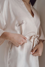 Charger l'image dans la galerie, Kimono - Peignoir brodé
< img src =https://cdn.shopify.com/s/files/1/0264/4331/7284/files/TYPO_TYPO_TYPO_2020_f0ea7750-d775-4365-9ad6-22312b875fea.jpg?v=1609341423