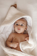 Charger l'image dans la galerie, Cape de Bain - Plusieurs tissus/ couleurs
< img src =https://cdn.shopify.com/s/files/1/0264/4331/7284/files/TYPO_TYPO_TYPO_2020_f0ea7750-d775-4365-9ad6-22312b875fea.jpg?v=1609341423