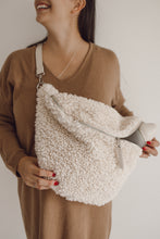 Charger l'image dans la galerie, Sac Banane moumoute XXL
< img src =https://cdn.shopify.com/s/files/1/0264/4331/7284/files/TYPO_TYPO_TYPO_2020_f0ea7750-d775-4365-9ad6-22312b875fea.jpg?v=1609341423