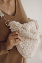 Charger l'image dans la galerie, Sac Banane moumoute XXL
< img src =https://cdn.shopify.com/s/files/1/0264/4331/7284/files/TYPO_TYPO_TYPO_2020_f0ea7750-d775-4365-9ad6-22312b875fea.jpg?v=1609341423