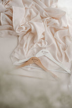 Charger l'image dans la galerie, Cintre bois adulte - Plusieurs coloris
< img src =https://cdn.shopify.com/s/files/1/0264/4331/7284/files/TYPO_TYPO_TYPO_2020_f0ea7750-d775-4365-9ad6-22312b875fea.jpg?v=1609341423