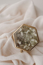 Charger l'image dans la galerie, Boite à alliances vintage
< img src =https://cdn.shopify.com/s/files/1/0264/4331/7284/files/TYPO_TYPO_TYPO_2020_f0ea7750-d775-4365-9ad6-22312b875fea.jpg?v=1609341423