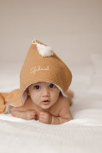 Charger l'image dans la galerie, Cape de Bain - Plusieurs tissus/ couleurs
< img src =https://cdn.shopify.com/s/files/1/0264/4331/7284/files/TYPO_TYPO_TYPO_2020_f0ea7750-d775-4365-9ad6-22312b875fea.jpg?v=1609341423