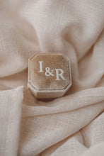 Charger l'image dans la galerie, Boite à alliances velours
< img src =https://cdn.shopify.com/s/files/1/0264/4331/7284/files/TYPO_TYPO_TYPO_2020_f0ea7750-d775-4365-9ad6-22312b875fea.jpg?v=1609341423