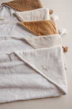 Charger l'image dans la galerie, Cape de Bain - Plusieurs tissus/ couleurs
< img src =https://cdn.shopify.com/s/files/1/0264/4331/7284/files/TYPO_TYPO_TYPO_2020_f0ea7750-d775-4365-9ad6-22312b875fea.jpg?v=1609341423