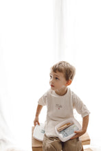 Charger l'image dans la galerie, Bavoir de cantine
< img src =https://cdn.shopify.com/s/files/1/0264/4331/7284/files/TYPO_TYPO_TYPO_2020_f0ea7750-d775-4365-9ad6-22312b875fea.jpg?v=1609341423