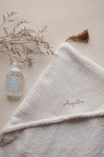 Charger l'image dans la galerie, Cape de Bain - Plusieurs tissus/ couleurs
< img src =https://cdn.shopify.com/s/files/1/0264/4331/7284/files/TYPO_TYPO_TYPO_2020_f0ea7750-d775-4365-9ad6-22312b875fea.jpg?v=1609341423