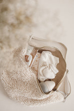 Charger l'image dans la galerie, Sac Banane moumoute XXL
< img src =https://cdn.shopify.com/s/files/1/0264/4331/7284/files/TYPO_TYPO_TYPO_2020_f0ea7750-d775-4365-9ad6-22312b875fea.jpg?v=1609341423