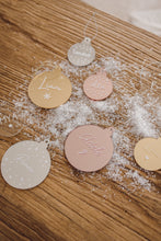 Charger l'image dans la galerie, Déco sapin Plexi - 2 tailles
< img src =https://cdn.shopify.com/s/files/1/0264/4331/7284/files/TYPO_TYPO_TYPO_2020_f0ea7750-d775-4365-9ad6-22312b875fea.jpg?v=1609341423